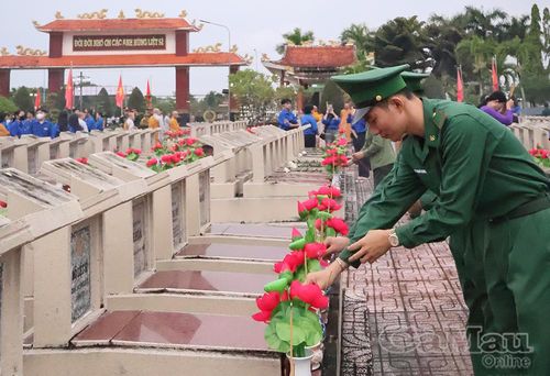 Cán bộ, chiến sĩ Bộ đội Biên phòng tỉnh Cà Mau dâng hương tri ân các Anh hùng liệt sĩ.