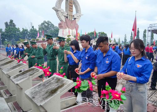 Đoàn viên, thanh niên thành kính dâng hương từng phần mộ liệt sĩ.