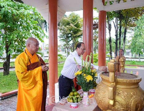 Bí thư Tỉnh uỷ Nguyễn Hồ Hải và Thượng toạ Thích Phước Nguyên, Phó Tổng thư ký Hội đồng trị sự, Chánh Văn phòng II Trung ương Giáo hội Phật giáo Việt Nam, thành kính dâng hương tại Đài Tưởng niệm các Anh hùng liệt sĩ.