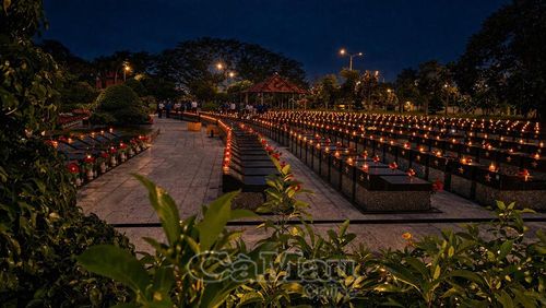 Những ngọn nến tri ân được tuổi trẻ Cà Mau thắp lên tại hơn 4.000 phần mộ liệt sĩ tại Nghĩa trang Liệt sĩ tỉnh, thay lời tri ân sâu sắc của thế hệ hôm nay đối với những người đã hy sinh vì độc lập, tự do của Tổ quốc.