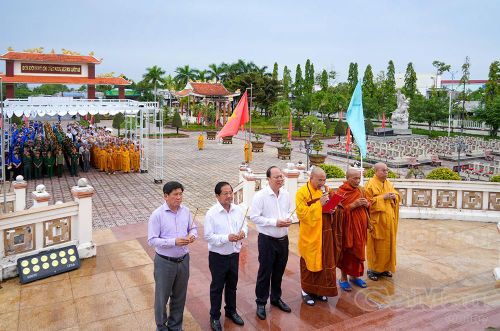 Các đồng chí lãnh đạo tỉnh và các vị chư tăng thực hiện nghi thức dâng hương tưởng niệm các Anh hùng liệt sĩ.