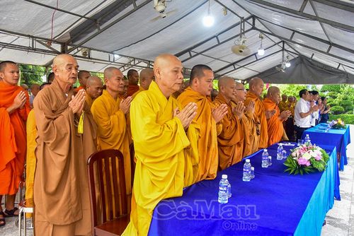 Các đồng chí lãnh đạo tỉnh và các vị chư tăng thực hiện nghi thức tưởng niệm các Anh hùng liệt sĩ đã anh dũng hy sinh vì độc lập, tự do của Tổ quốc, vì hạnh phúc của Nhân dân.