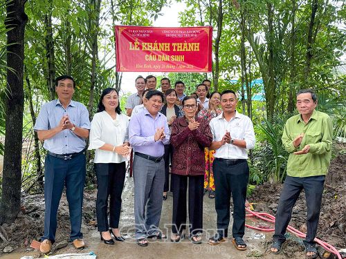  Mẹ Việt Nam anh hùng Nguyễn Thị Lệ cùng lãnh đạo tỉnh, địa phương và đại biểu thực hiện nghi thức khánh thành cầu. 