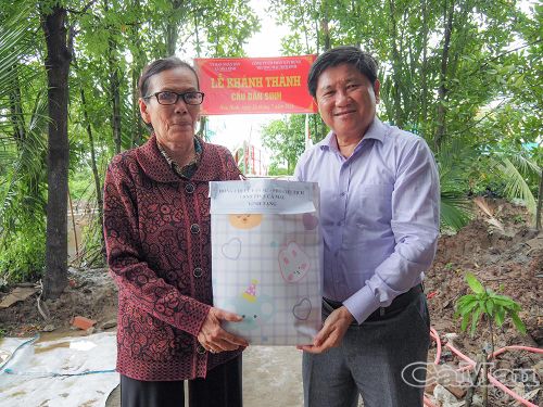 Phó Chủ tịch UBND tỉnh Lê Văn Sử trao tặng quà tri ân Mẹ Việt Nam anh hùng Nguyễn Thị Lệ.
