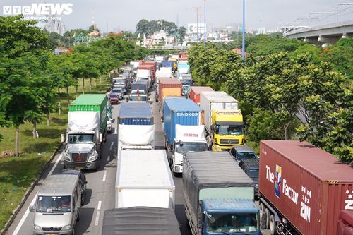Trục đường Xa lộ Hà Nội - cửa ngõ phía Đông TP.HCM thường xuyên ùn tắc giao thông. 