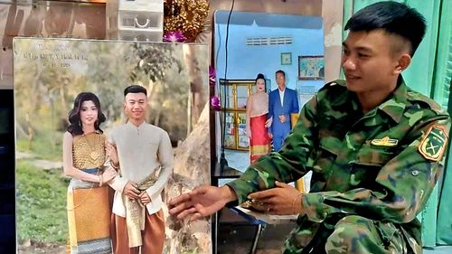Anh Y Thanh Tú Niê (con rể của bà Mí Tim) khoe ảnh cưới của mình trong trang phục Lào. Hiện anh có thể nói tiếng của người Kinh, Ê Đê, M’Nông.