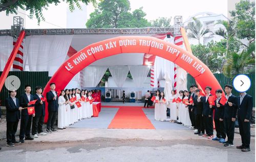 Học sinh Trường THPT Kim Liên chào đón các đại biểu tham dự Lễ khởi công - Ảnh PV
