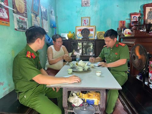 Công an phường Thượng Cát trực tiếp đến từng hộ gia đình tuyên truyền, giải thích ý nghĩa của chương trình và hướng dẫn quy trình lấy mẫu. Ảnh: PV