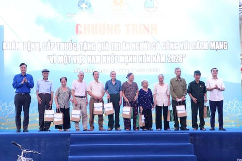 Ban Tổ chức trao 10 phần quà cho các gia đình chính sách, người có công với cách mạng. Ảnh: PV