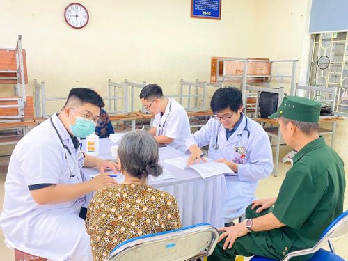 Các y, bác sĩ khám bệnh cho người có công, thân nhân gia đình chính sách. Ảnh: PV