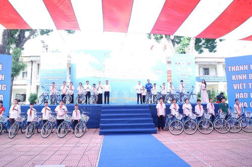 Ban Tổ chức trao xe đạp tặng học sinh có hoàn cảnh khó khăn, vượt khó học tốt. Ảnh: PV