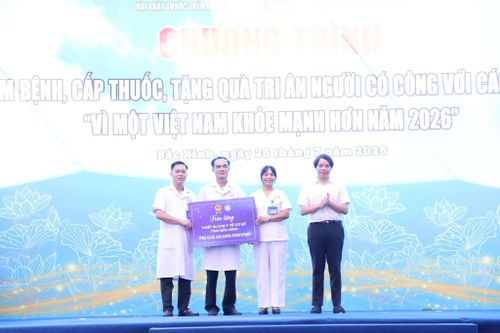 Trao tặng thiết bị y tế cho Trạm Y tế phường Phù Khê. Ảnh: PV