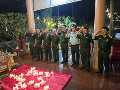 Lễ thắp nến tri ân còn là dịp để các cựu chiến binh gặp gỡ, ôn lại những năm tháng chiến đấu gian khổ nhưng đầy hào hùng. Ảnh: PV