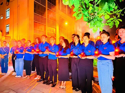 Đoàn Thanh niên phường Lĩnh Nam thực hiện thắp nến tri ân các Anh hùng liệt sĩ. Ảnh: PN