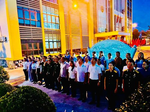 Lãnh đạo phường Lĩnh Nam cùng các đại biểu và nhân dân dành phút mặc niệm tưởng nhớ các Anh hùng liệt sĩ tại Lễ thắp nến tri ân nhân kỷ niệm 79 năm Ngày Thương binh - Liệt sĩ. Ảnh: LN