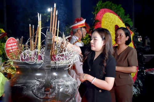 Lễ thắp nến tri ân là hoạt động có ý nghĩa sâu sắc, thể hiện đạo lý “Uống nước nhớ nguồn”, “Đền ơn đáp nghĩa” của dân tộc. Ảnh PT
