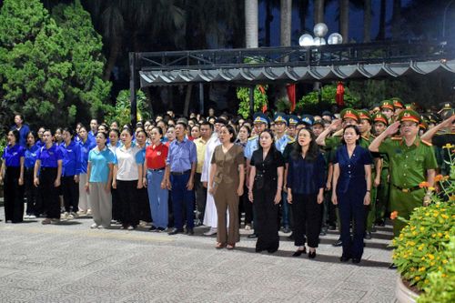 Các đại biểu kính cẩn nghiêng mình tưởng nhớ công lao của các Anh hùng liệt sĩ, thương binh, bệnh binh, người có công với cách mạng. Ảnh P.Thảo