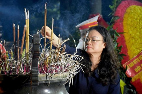 Phó Bí thư Thường trực Đảng ủy phường Tây Tựu Nguyễn Thị Nắng Mai thắp nén hương tri ân các Anh hùng liệt sĩ. Ảnh P.Thảo