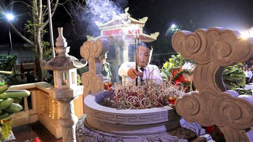 Đồng chí Nguyễn Khánh Bình - Bí thư Đảng ủy - Chủ tịch HĐND xã Bình Minh thành kính dâng hương tưởng nhớ các anh hùng liệt sĩ trên địa bàn xã. T. Đạt