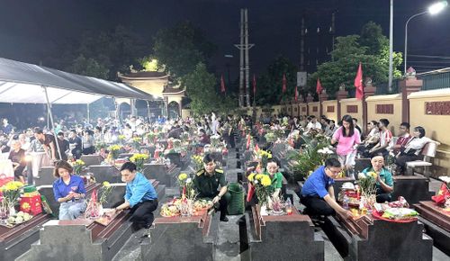 Đông đảo đoàn viên, thanh niên và nhân dân trên địa bàn xã Bình Minh cùng đến các nghĩa trang liệt sĩ trên địa bàn dâng hương, thắp nến tri ân các anh hùng liệt sĩ. Ảnh T. Đạt
