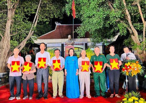 Lãnh đạo phường Kim Liên trao tặng ảnh chân dung phục dựng của các Anh hùng liệt sĩ tới thân nhân. Ảnh: Nguyên Bảo