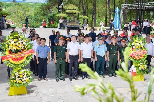 Trước đó, Đoàn đại biểu của phường Kim Liên đã tổ chức dâng hương, tưởng niệm tại Nghĩa trang Liệt sĩ quốc gia Trường Sơn, Nghĩa trang Liệt sĩ quốc gia Đường 9, Di tích quốc gia đặc biệt Thành Cổ Quảng Trị, Khu di tích Ngã ba Đồng Lộc. Ảnh: KL