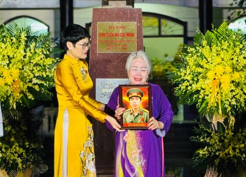 Bí thư Đảng ủy, Chủ tịch HĐND phường Kim Liên Hoàng Thị Phương Ngọc trao ảnh chân dung phục dựng liệt sĩ Nguyễn Tiến Dũng tới Mẹ Việt Nam Anh hùng Nguyễn Thị Kim Loan. Ảnh: Nguyên Bảo