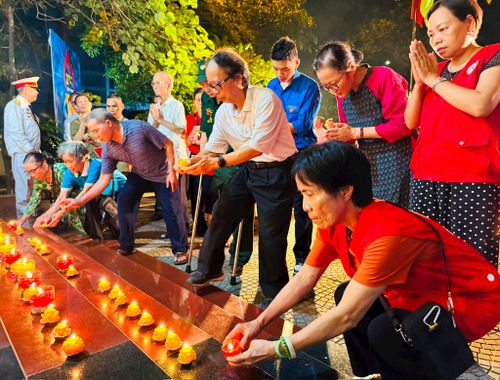 Người có công, thân nhân gia đình liệt sĩ và người dân thắp nến tri ân tại Nhà bia tưởng niệm các Anh hùng liệt sĩ trên địa bàn. Ảnh: Nguyên Bảo