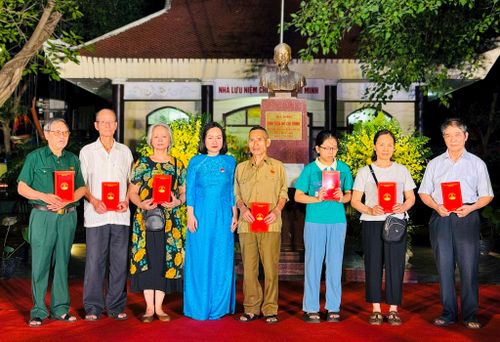 Lãnh đạo phường Kim Liên trao Sổ tiết kiệm cho Mẹ Việt Nam Anh hùng Nguyễn Thị Kim Loan, người có công và gia đình liệt sĩ. Ảnh: Nguyên Bảo
