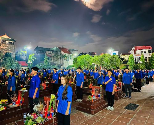 Đoàn viên, thanh niên xã Đan Phượng thành kính dâng hương tại Lễ thắp nến tri ân Nghĩa trang Liệt sĩ địa bàn xã. Ảnh: Cơ sở