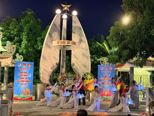 Lễ thắp nến tri ân của tuổi trẻ phường Xuân Phương. Ảnh: Cơ sở