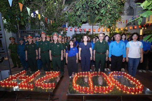 Lễ thắp nến tri ân tại phường Ô Chợ Dừa. Ảnh: Cơ sở