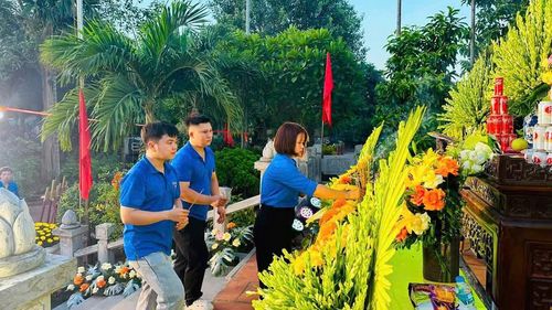 Tuổi trẻ xã Ô Diên dâng hương tại Lễ thắp nến tri ân Anh hùng liệt sĩ. Ảnh: Cơ sở
