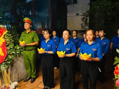 Chiều tối ngày 26-7, tuổi trẻ Hoàn Kiếm phối hợp cùng Đoàn thanh niên phòng Kỹ thuật hình sự - Công an TP. Hà Nội và Chi đoàn 5, Đoàn CS E12, K02 đã đồng loạt tổ chức hoạt động thắp nến tri ân các Anh hùng liệt sĩ và dâng hương tại 11 nhà bia tưởng niệm liệt sĩ trên địa bàn phường. Ảnh: Cơ sở