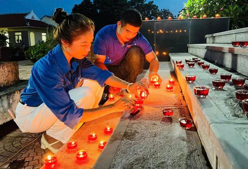 Những ngọn nến sáng rực trong đêm, thay lời tri ân sâu sắc của thế hệ hôm nay. Ảnh: Cơ sở
