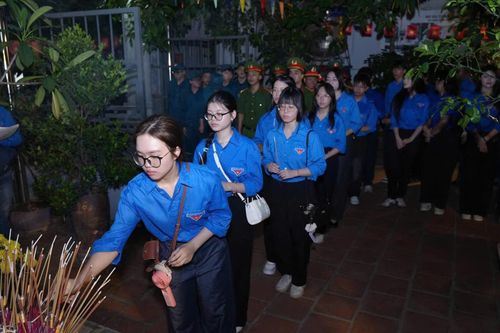 Đoàn viên, thanh niên phường Ô Chợ Dừa dâng hương các Anh hùng liệt sĩ tại Lễ thắp nến tri ân. Ảnh: Cơ sở