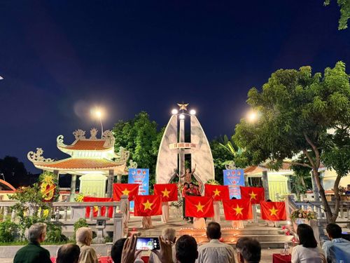 Lễ thắp nến tri ân của tuổi trẻ phường Xuân Phương. Ảnh: Cơ sở