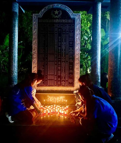 Những ngọn nến lung linh thắp lên trong đêm là lời tri ân sâu sắc của tuổi trẻ Thủ đô, tiếp nối đạo lý "Uống nước nhớ nguồn", "Đền ơn đáp nghĩa" của dân tộc. Ảnh: Cơ sở