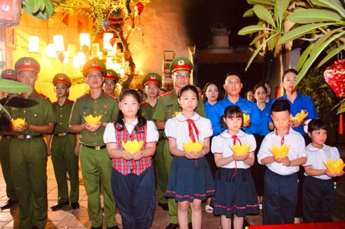 Đoàn viên, thanh thiếu nhi phường Hoàn Kiếm thắp nến tri ân tối 26-7. Ảnh: Cơ sở