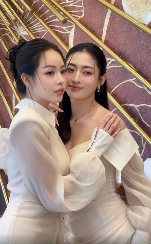 Trong những khung hình được đăng tải, hai nàng hậu đều diện đầm trắng, tự tin tạo dáng bên nhau với thần thái rạng rỡ.