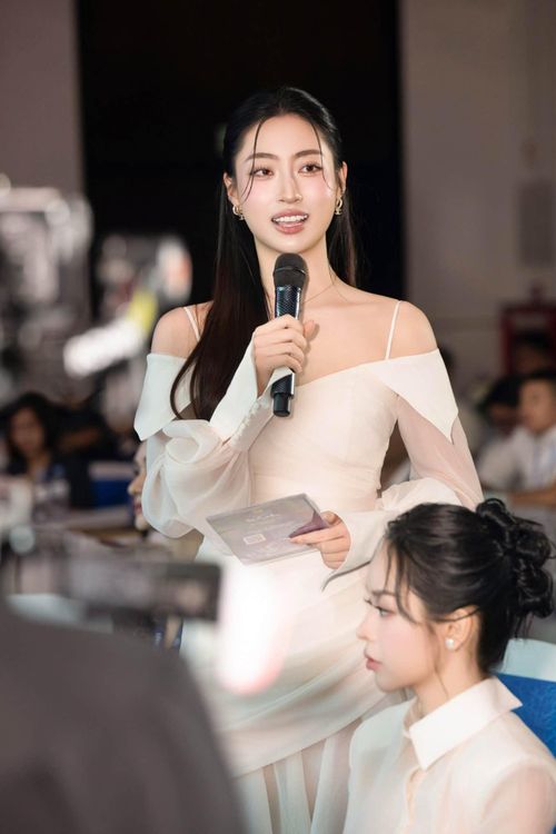 Dưới phần bình luận, nhiều khán giả bày tỏ sự thích thú trước màn xuất hiện chung của Thanh Thủy và Lương Thùy Linh, cho rằng cả hai đều sở hữu nhan sắc nổi bật và ngày càng nhuận sắc.