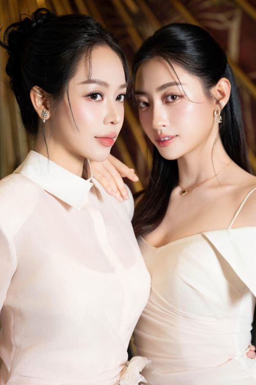 Thanh Thủy và Lương Thùy Linh mới đây trở thành tâm điểm chú ý khi xuất hiện tại một sự kiện diễn ra ở Hà Nội cùng nhiều nghệ sĩ nổi tiếng. Không chỉ ghi điểm bởi thần thái tự tin, 2 nàng hậu còn khiến khán giả trầm trồ với nhan sắc ngày càng thăng hạng.