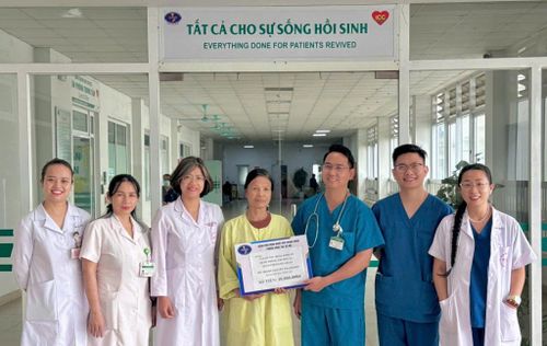 Món quà từ tập thể Tàu KT-709 không chỉ mang giá trị vật chất giúp gia đình trang trải một phần kinh phí mà còn là nguồn động viên tinh thần to lớn. Ảnh: Hải Ninh