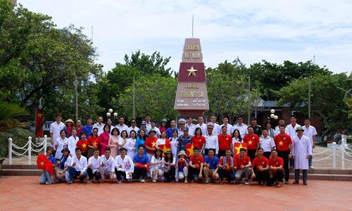 Đoàn công tác khám, chữa bệnh cho quân và dân đặc khu Trường Sa. Ảnh: Hải Ninh