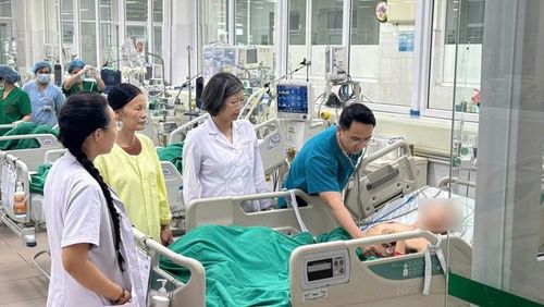 Bệnh nhân N.T.S. (34 tuổi, quê Phú Thọ) đang được chăm sóc tận tình tại Bệnh viện Bệnh Nhiệt đới Trung ương. Ảnh: Hải Ninh