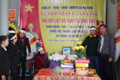 Gia đình tiếp nhận, đưa hài cốt liệt sĩ Nguyễn Công Hòa về quê hương.