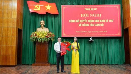 Ông Lê Trí Thanh nhận quyết định của Ban Bí thư về việc điều động, chỉ định giữ chức vụ Phó Bí thư Thành ủy Huế. Ảnh: Ngọc Minh.