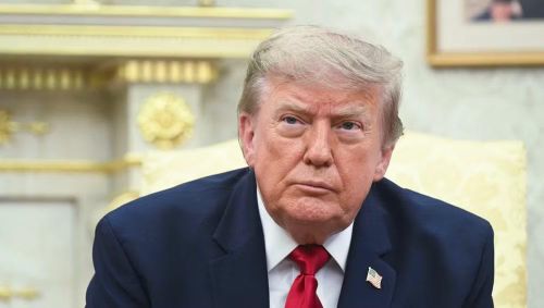 Diễn biến này trái ngược với tuyên bố trước đó của Tổng thống Donald Trump, khi ông cho biết đang cân nhắc mở chiến dịch ném bom quy mô lớn nhằm vào Iran vì cho rằng Tehran chưa chịu đủ sức ép để chấp nhận nhượng bộ trong đàm phán.