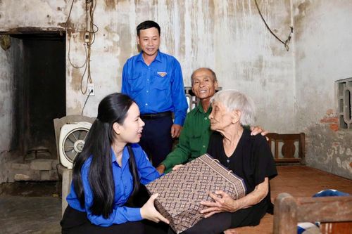 Thế hệ trẻ Hà Tĩnh tri ân người có công. Ảnh: H.N.