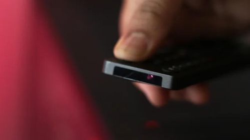 Remote hồng ngoại sử dụng các xung ánh sáng vô hình bằng đèn LED để gửi tín hiệu. Ảnh: Engadget.